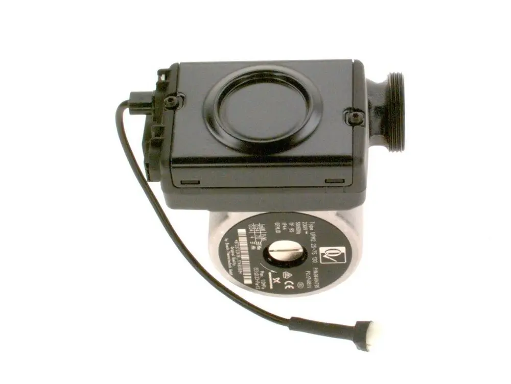 BOSCH Pumpe mit schwarzem Gehäuse und einem Anschlusskabel. Die Unterseite zeigt ein rundes, silbernes Bauteil mit spezifischen technischen Informationen.